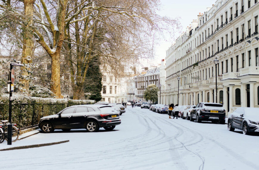 UK WEATHER UPDATE: Heavy snowfall in a UK city street during extreme winter cold affecting travel and daily life
