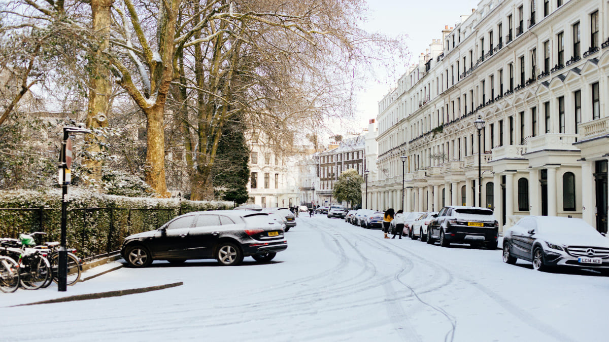 UK WEATHER UPDATE: Heavy snowfall in a UK city street during extreme winter cold affecting travel and daily life